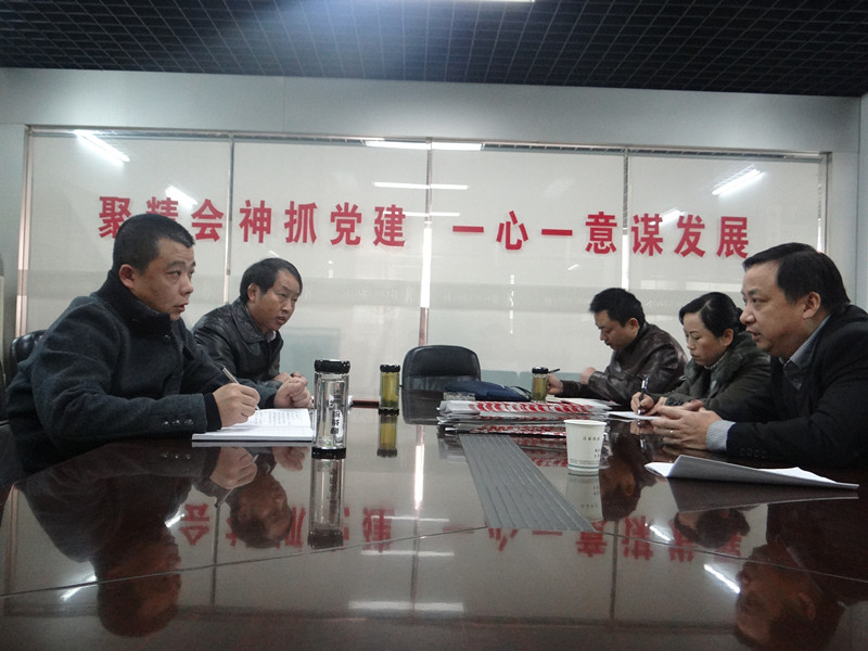 （赵万平院长听取企业负责人汇报 王海东 摄）