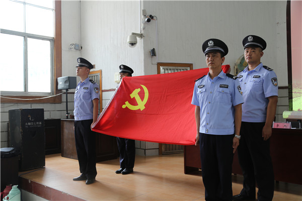 01面向党旗.jpg