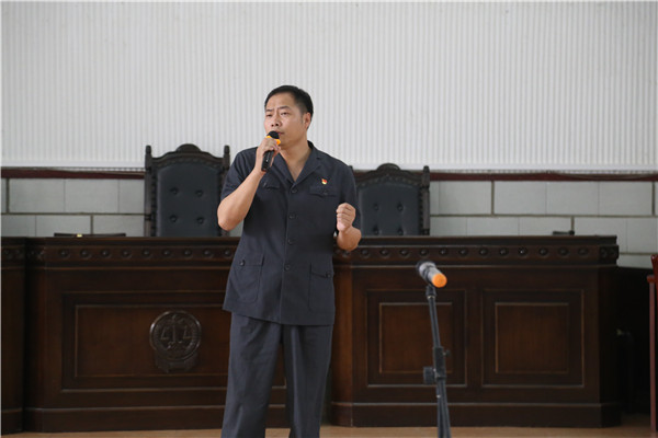 07顾俊同志独唱《红旗飘飘》.jpg