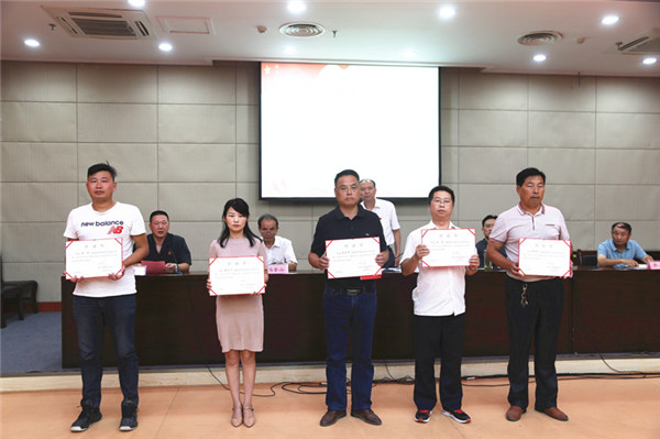 02向人民陪审员颁发任命书.jpg