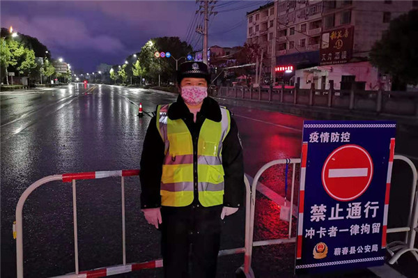 0101蕲春法院干警张晨坚守执勤岗位.jpg