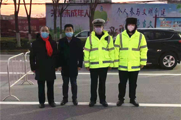 0201吴自力同志坚守岗位（左一）.jpg