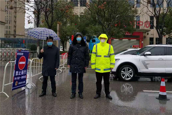 04蕲春法院干警冒雨执勤.jpg