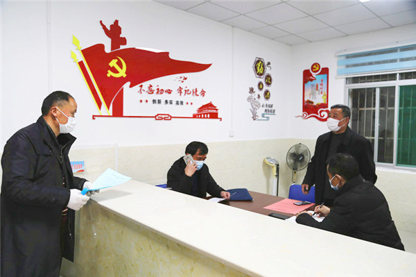 05李杰副院长在吴庄社区现场协调解决问题.jpg
