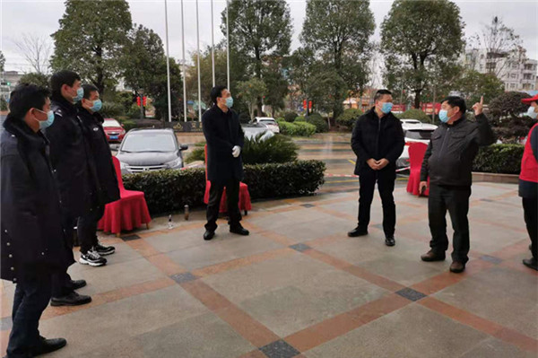 02党组书记、院长王松林看望驻守艾晶酒店的干警.jpg