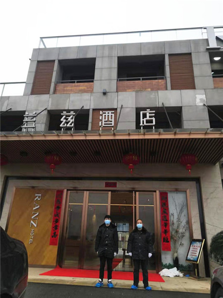 07王俊勇、董辉同志驻守在兰兹酒店.jpg