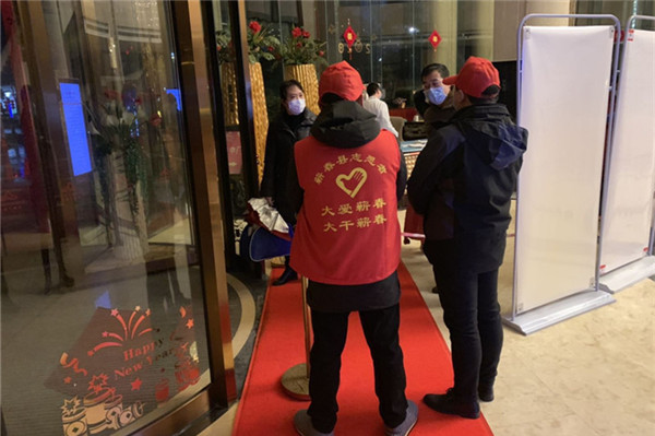 04耐心劝导情绪激动的隔离群众.jpg