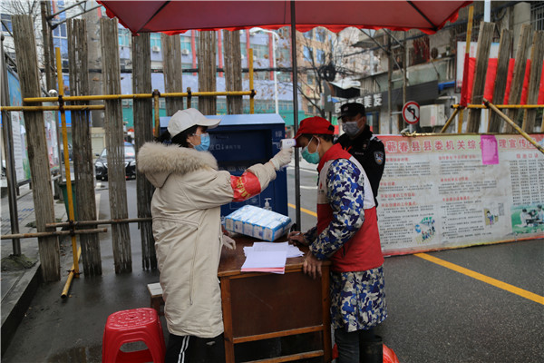 03法院干警为高桥小区进出人员测量体温.jpg